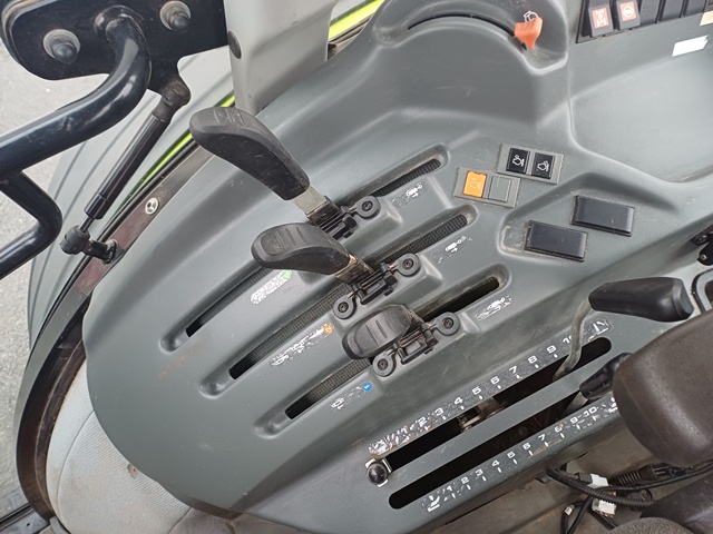 Schlepper Claas Elios 210