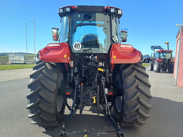 Schlepper Case IH Farmall 100M