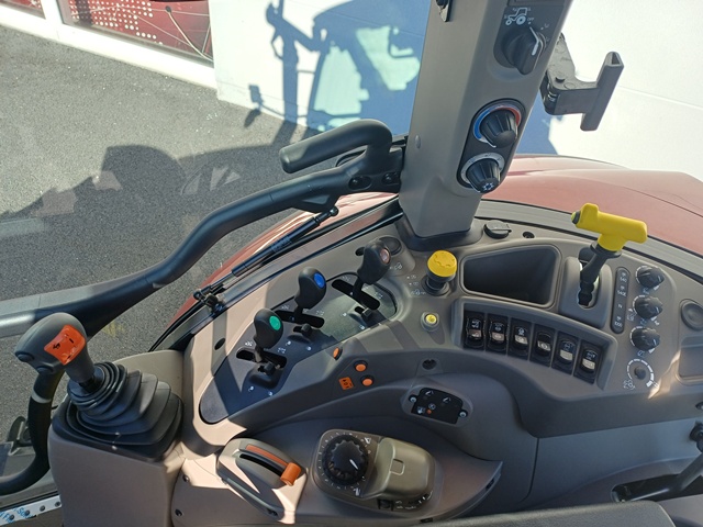 Schlepper Case IH Farmall 100M
